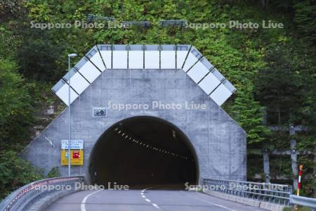 シューパロトンネルの雪庇防止板