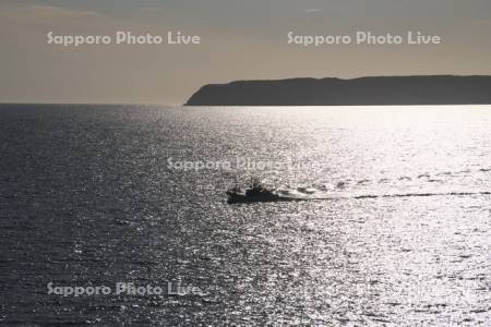 厚岸湾と尻羽岬の夕景と漁船