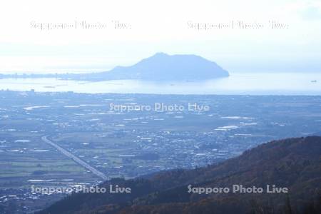 函館山と函館市街地と津軽海峡