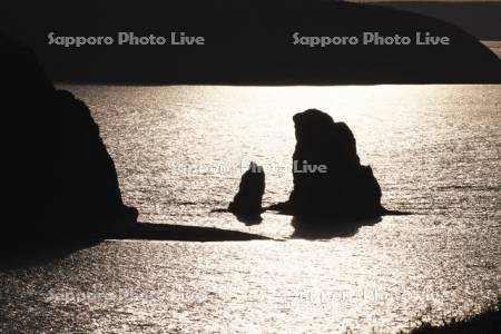 琵琶瀬湾と小島の夕景