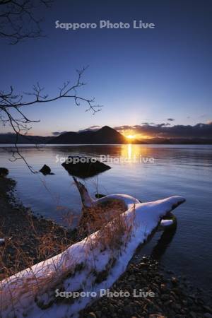 洞爺湖と中島の日の出