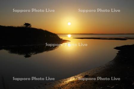 野付半島のナラワラの日没と野付湾