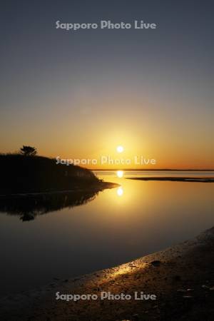 野付半島のナラワラの日没と野付湾