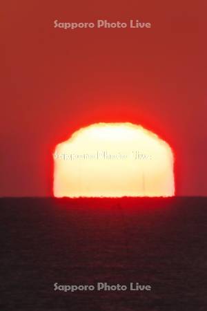 四角い太陽（日の出）と海