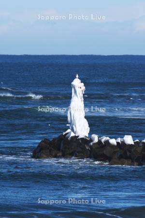 オホーツク海としぶき氷の灯台