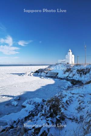 納沙布岬灯台と流氷と歯舞群島