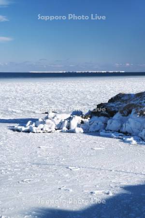 納沙布岬の流氷と歯舞群島