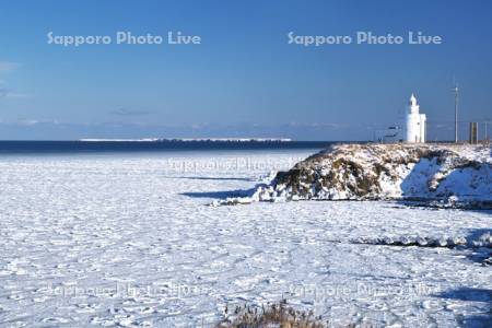 納沙布岬灯台と流氷と歯舞群島