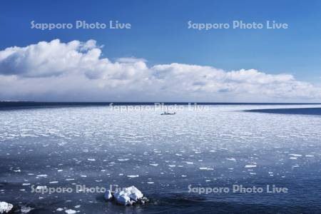 納沙布岬の流氷と漁船