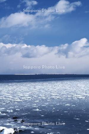 納沙布岬の流氷と歯舞群島