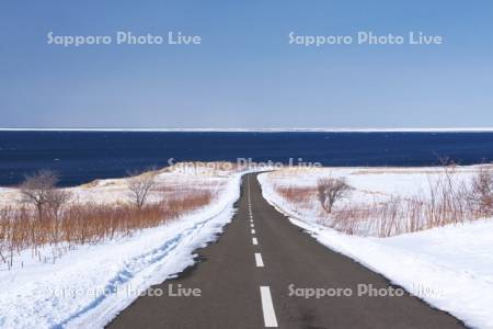 能取岬の道とオホーツク海