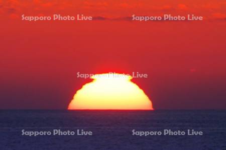 日の出（変形太陽）と根室海峡