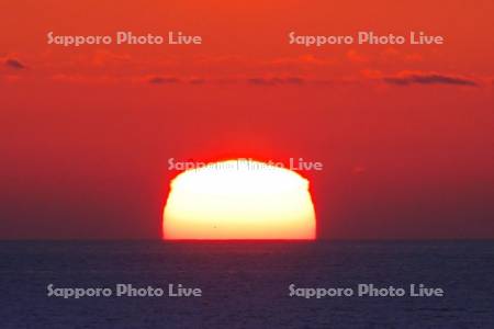 四角い太陽（日の出）と根室海峡