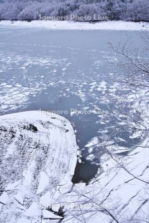 かなやま湖の解氷