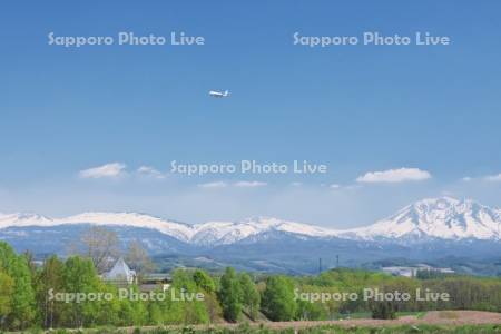 オプタテシケ山（右）と飛行機