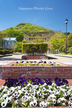 元町公園と旧函館区公会堂と函館山