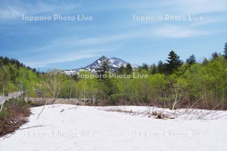 旭岳と旭岳温泉の残雪
