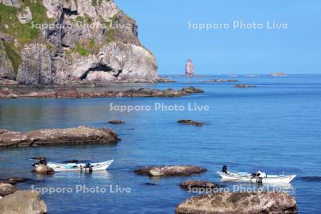 神威岩とウニ漁