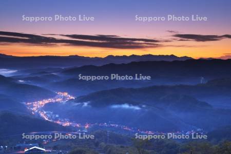 十勝岳連峰と神威岳の朝と歌志内市街地
