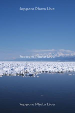 知床連山とオホーツク海の流氷