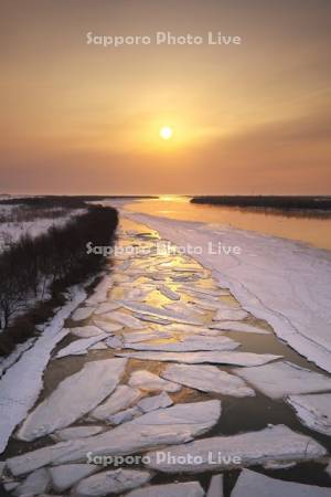 十勝川の氷と日の出