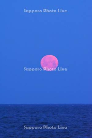 日本海に沈む赤い月