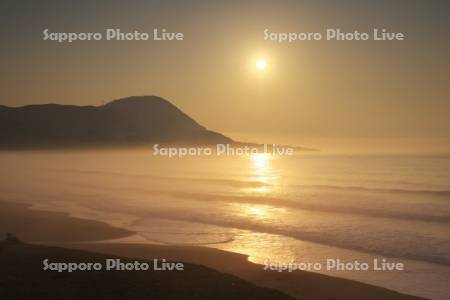恵山と津軽海峡の朝