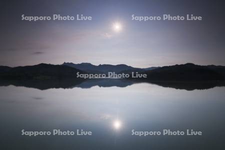 シューパロ湖と夕張山地の朝