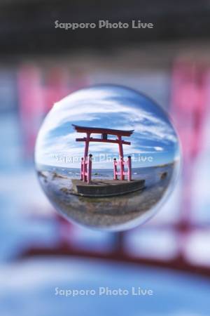豊岬金比羅神社の鳥居と利尻島と日本海