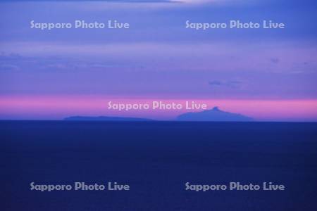 天売島と焼尻島と日本海の朝