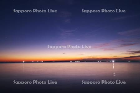 サロマ湖の朝と漁火　朝