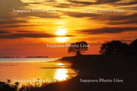 サンゴ岬の日の出とサロマ湖