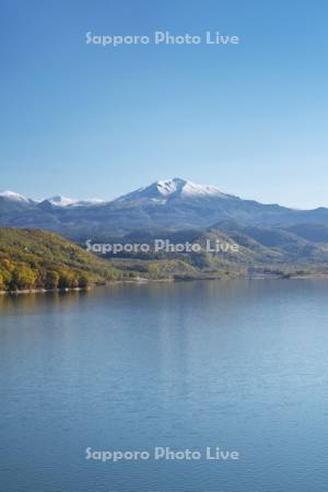 忠別湖と大雪山（旭岳）と紅葉