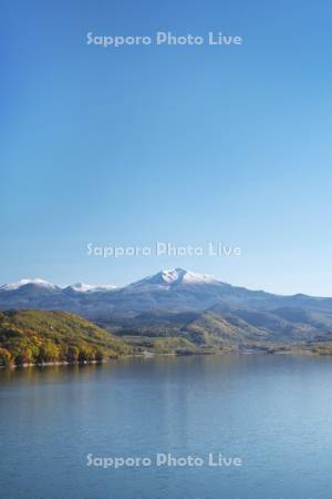 忠別湖と大雪山（旭岳）と紅葉