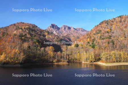 さっぽろ湖の紅葉と定山渓天狗岳