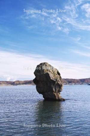 瓶子岩（かもめ島）と江差港