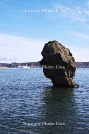 瓶子岩（かもめ島）と江差港
