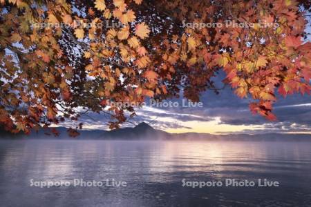 洞爺湖の朝と紅葉とけあらし