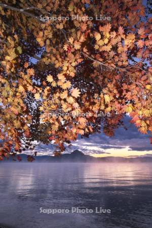 洞爺湖の朝と紅葉とけあらし