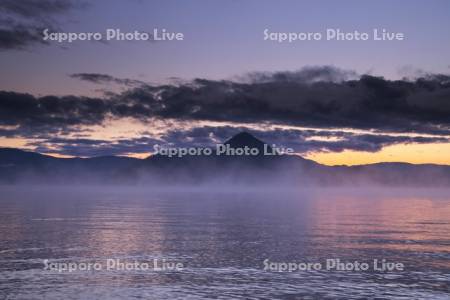 洞爺湖の朝とけあらしと中島