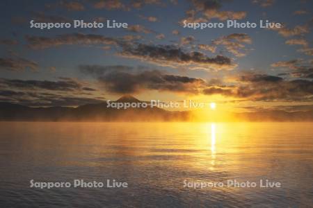 洞爺湖の日の出とけあらしと中島