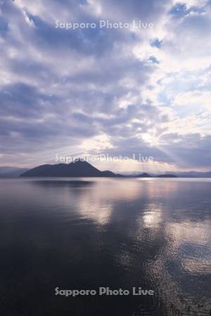 洞爺湖の朝と斜光