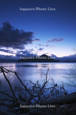 洞爺湖の朝と中島