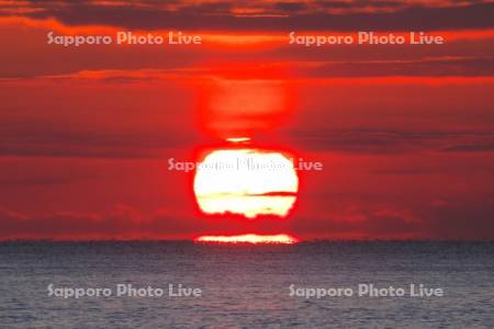 日の出（サンピラー）と朝の海