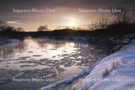 釧路川の日の出と氷