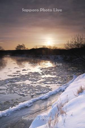 釧路川の日の出と氷