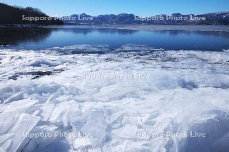 屈斜路湖の寄せ氷としぶき氷