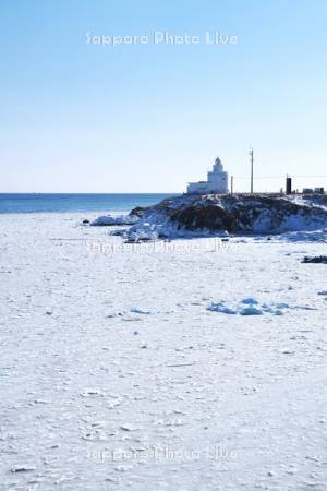 納沙布岬灯台と流氷