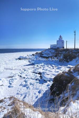 納沙布岬灯台と流氷