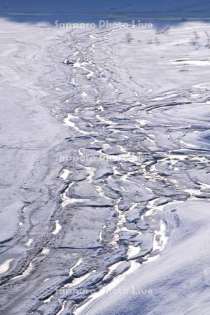 桂沢湖の氷の割れ目と朝の光